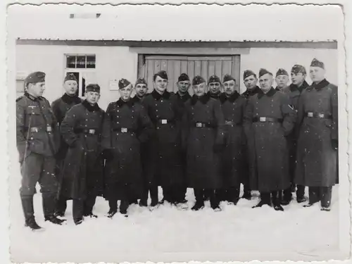 (F9996) Orig. Foto deutsche Soldaten vor Zahnartzt Dr. H. Beck.., Winter 1940er