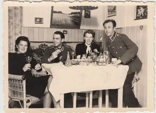 (F9992) Orig. Foto deutsche Soldaten mit Frauen am Tisch, 1944