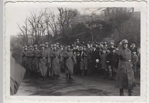 (F9982) Orig. Foto deutsche Soldaten marschieren, Zuschauer am Rand, 1930/40er