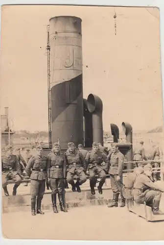 (F9980) Orig. Foto deutsche Soldaten im Hafen, getarntes Kriegsschiff, Esse mit