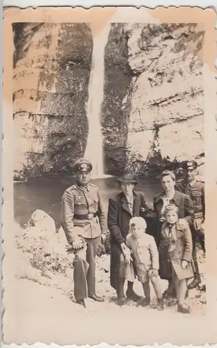(F9973) Orig. Foto deutsche Soldaten mit Familien am Wasserfall 1930/40er