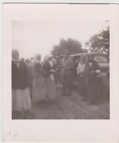 (F9972) Orig. Foto deutsche Soldaten, Wagenkolonne, Frauen mit Kopftüchern, Ostf