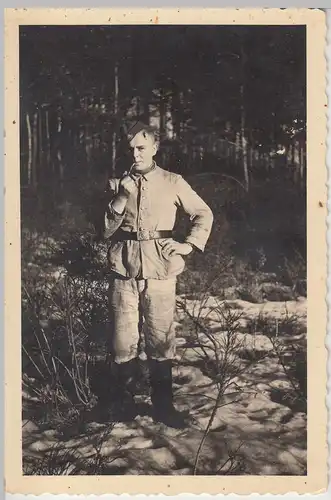 (F9970) Orig. Foto deutscher Soldat mit Pfeife im Wald, 1930/40er