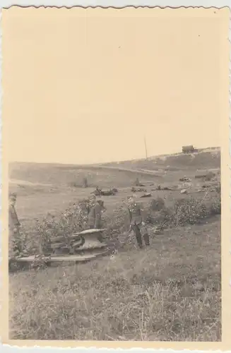 (F9964) Orig. Foto deutsche Soldaten im Kriegsgebiet, zerstörtes Kettenfahrzeug