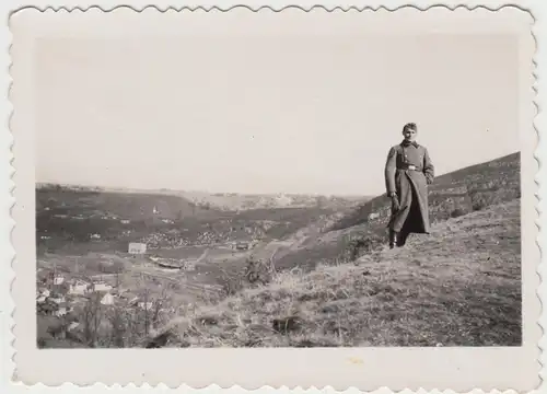 (F9961) Orig. Foto deutscher Soldat auf einem Hang 1930/40er