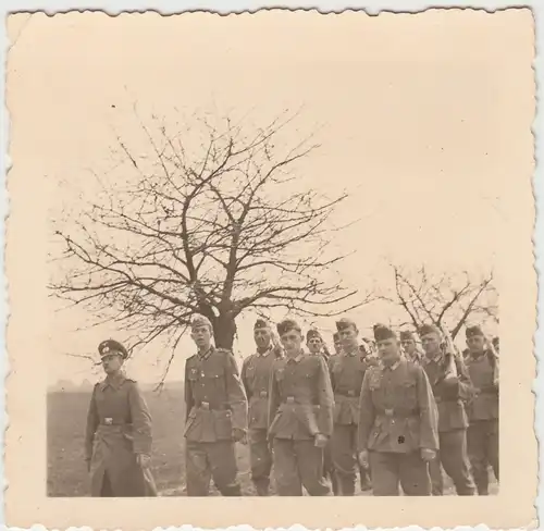 (F9953) Orig. Foto deutsche Soldaten laufen a.e. Straße, 1930/40er