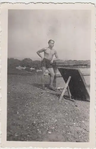 (F9951) Orig. Foto Mann in Unterhose an einer Mauer, aufgestellte Wand, vor 1945