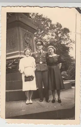 (F9947) Orig. Foto deutscher Soldat mit Frauen an einem Denkmal 1930/40er
