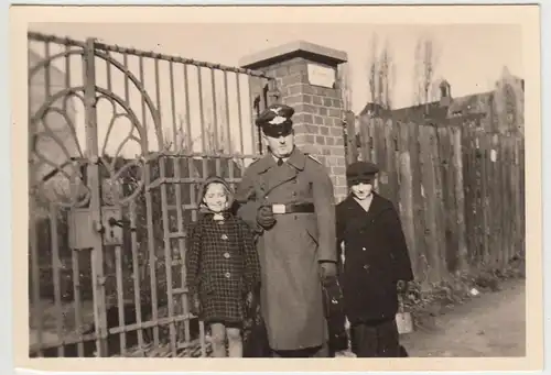 (F9936) Orig. Foto deutscher Soldat mit zwei Kindern vor einem Eisentor 1930/40e