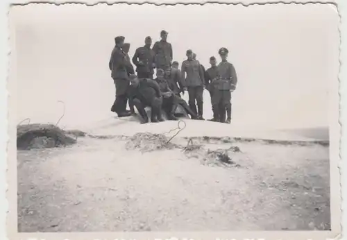 (F9935) Orig. Foto deutsche Soldaten auf einem Bunker an der See, 1940er