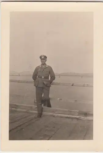 (F9932) Orig. Foto deutscher Soldat an der Donau in Jugoslawien, Donaubrücke 194