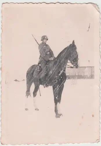 (F9930) Orig. Foto deutscher Soldat auf Pferd im Winter 1940er
