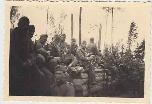 (F993) Orig. Foto Wehrmacht-Soldaten sitzen auf Schmalspurbahn, Russl. 1940er