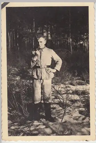 (F9923) Orig. Foto deutscher Soldat mit Pfeife im Wald, 1930/40er