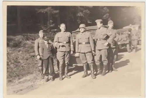 (F9922) Orig. Foto deutsche Soldaten machen Rast, Fahrzeugkolonne 1930/40er