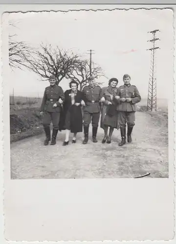 (F9918) Orig. Foto deutsche Soldaten mit Frauen unterwegs 1940er