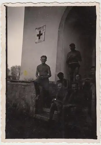 (F9909) Orig. Foto deutsche Soldaten in Unterhose vor Eingang Lazarett 1930/40er