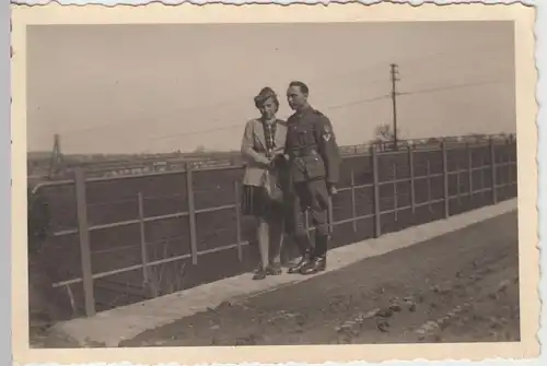 (F9907) Orig. Foto deutscher Soldat mit Frau auf Brücke, 1930/40er