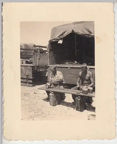 (F9905) Orig. Foto deutscher Soldaten bei der Rast am Lkw, provisorischer Tisch