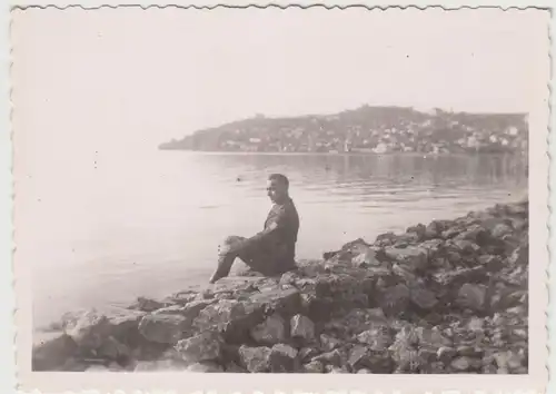 (F9902) Orig. Foto deutscher Soldat sitzt am Strand, Italien, Frankreich 1930/40