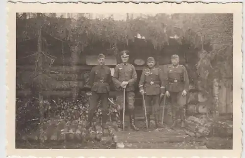 (F990) Orig. Foto Wehrmacht-Soldaten 2. Komp. vor getarnter Waldhütte, 1940er