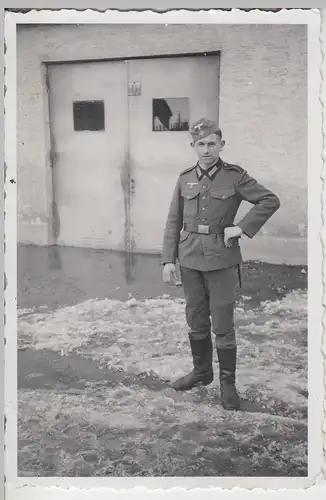 (F9898) Orig. Foto deutscher Soldat vor einer Tür, 1930/40er