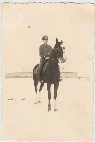 (F9897) Orig. Foto deutscher Soldat auf Pferd im Winter 1940er