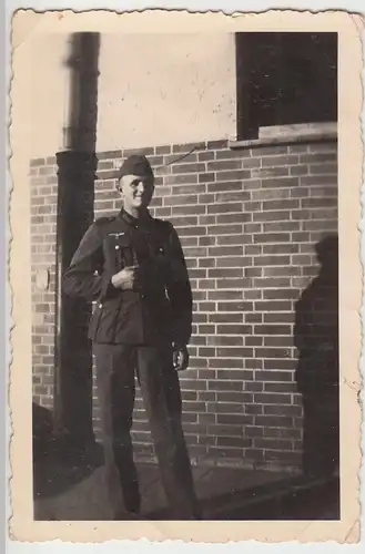 (F9895) Orig. Foto deutscher Soldat vor Haus in Arys 1942