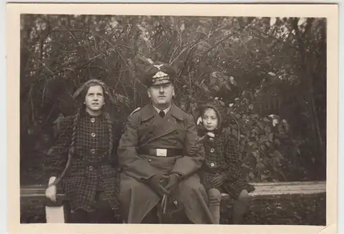 (F9892) Orig. Foto deutscher Soldat mit zwei Mädchen auf Bank 1930/40er