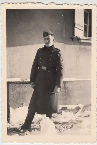 (F9886) Orig. Foto deutscher Soldat vor einem Haus, Winter 1940er