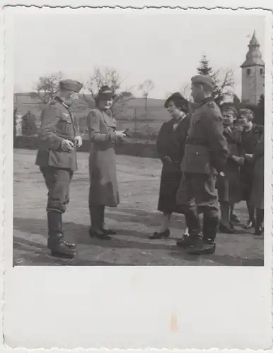 (F9882) Orig. Foto deutsche Soldaten und Frauen im Freien 1940er