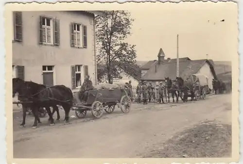 (F984) Orig. Foto Wehrmacht-Soldaten mit Pferdefuhrwerken durch Ortschaft