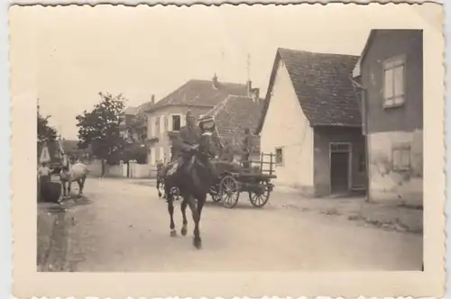 (F982) Orig. Foto Wehrmacht-Soldat reitet durch Ortschaft, Russland, 1940er