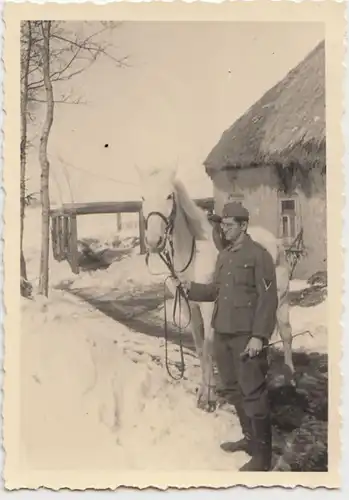 (F974) Orig. Foto Wehrmacht-Soldat mit Pferd im Winter, 1940er