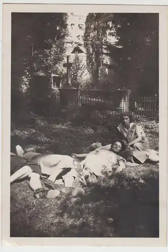 (F9719) Orig. Foto Frauen liegen auf Wiese am Friedhof vor 1945