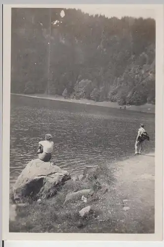 (F9718) Orig. Foto Personen an einem See, Frau auf Felsstein vor 1945