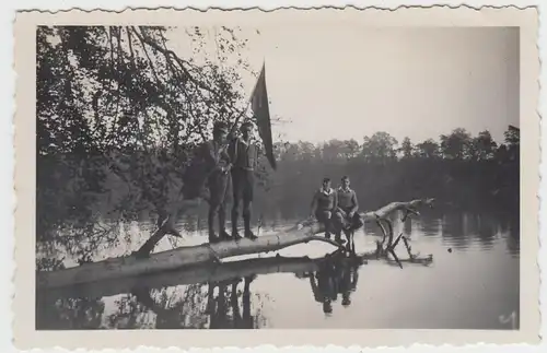 (F9715) Orig. Foto Jungs mit Fahne auf Baumstamm über Wasser, vor 1945