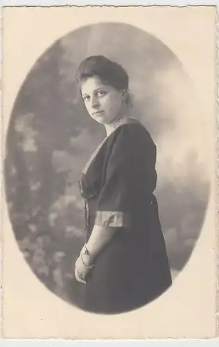 (F9710) Orig. Foto Porträt junge Frau Erna Sänger im Oval, 1920