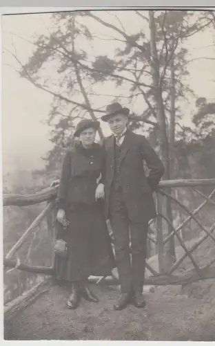 (F9709) Orig. Foto junges Paar Hartha u. Paul am Geländer, Ausblick, vor 1945