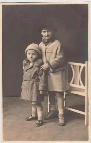 (F9703) Orig. Foto Kinder mit Mantel und Hut, Studiofoto vor 1945