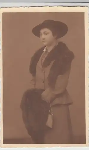 (F9701) Orig. Foto Porträt junge Frau Anne m. Pelzkragen u. Muff, Schmölln 1918