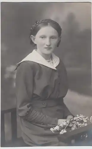 (F9693) Orig. Foto Porträt junge Frau, Mädchen mit Blumen vor 1945