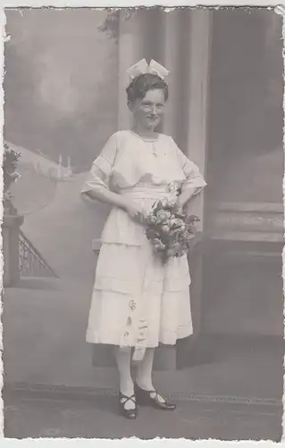 (F9689) Orig. Foto Porträt einer Frau mit Blumen, vor 1945