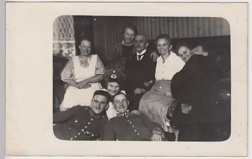 (F9687) Orig. Foto Personen mit Soldaten im Raum, 1914-18