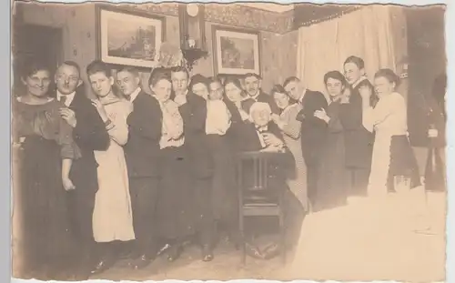 (F9686) Orig. Foto Personen, Gruppenfoto in der Wohnstube, Feier, vor 1945