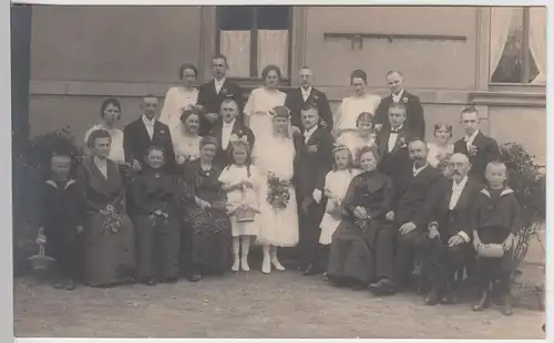 (F9683) Orig. Foto Hochzeit, Personengruppe vor einem Gebäude, vor 1945