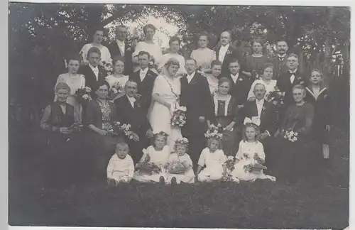 (F9680) Orig. Foto Hochzeit, große Personengruppe im Freien, vor 1945