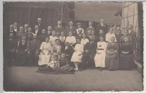 (F9679) Orig. Foto Hochzeit, große Personengruppe auf dem Hof, vor 1945