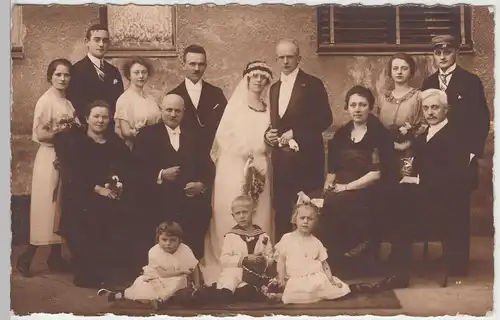 (F9678) Orig. Foto Hochzeit, Personengruppe vor einem Gebäude, vor 1945