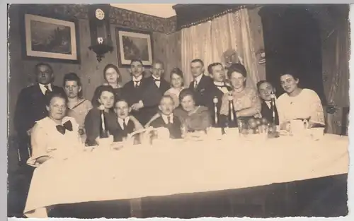 (F9676) Orig. Foto Personen an einer großen Tafel, Feier, vor 1945